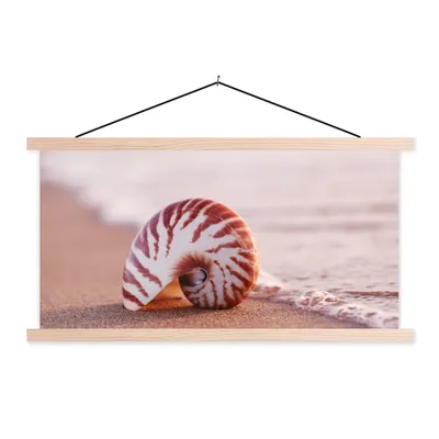 Produktbild von MuchoWow® Textilposter Muschel - Strand - Meer - Sand 60x30 cm mit holzfarbenen Rahmen - Dekoration
