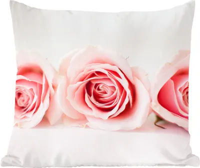 Produktbild von MuchoWow® Zierkissen Sofakissen Wohnzimmer Dekokissen 60x60 cm Studioaufnahme von drei rosa Rosen nebeneinander - Sitzfläche - Foto Polster