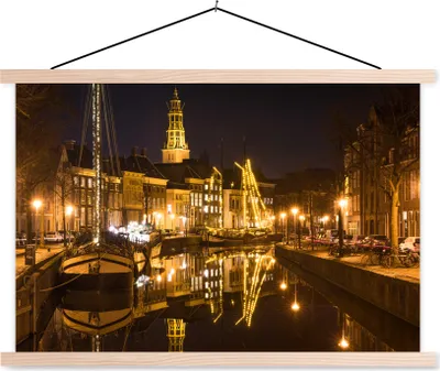 Produktbild von MuchoWow® Textilposter Groningen - Nacht - Lichter 120x80 cm mit holzfarbenen Rahmen - Aufhängeset