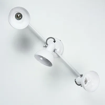 Immagine prodotto di faretto a soffitto a 3 fuochi in stile retrò in metallo bianco, orientabile e inclinabile