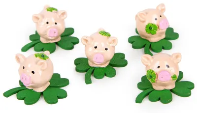 Produktbild von 5 kleine Glücksbringer - Mini Glücksschweinchen auf Kleeblatt  2,5 cm