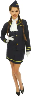 Frau in klassischem dunkelblauen Stewardess-Kostüm mit Mütze und Halstuch, Frontalansicht.