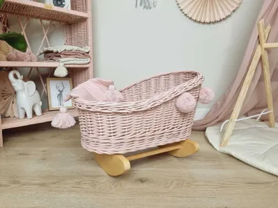 Produktbild von Puppenwiege aus Korbgeflecht, Altrosa, mit Pompons und Bettzeug - Holz