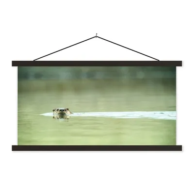 Produktbild von MuchoWow® Textilposter Otter schwimmt im Wasser 90x45 cm mit schwarzem Rahmen - Klemmleisten