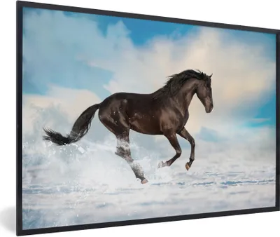 Produktbild von MuchoWow® Gerahmtes Poster Schwarzes Pferd im Schnee 90x60 cm - Poster mit Schwarzem Bilderrahmen Wandposter Rahmen Foto Bilder - Fotorahmen - Foto-Plakat