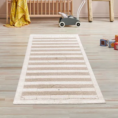 Produktbild von Kinderzimmerteppich im Design eines gestreiften Fußballfelds in Creme und Beige Größe - 80 x 150 cm