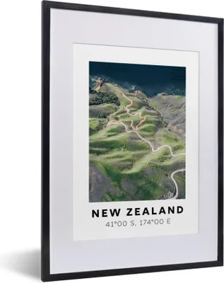 Produktbild von MuchoWow® Gerahmtes Poster Neuseeland - Strand - Berge - Grün 30x40 cm - Poster mit Schwarzem Bilderrahmen Wandposter Rahmen Foto Bilder - Wandposter Schlafzimmer
