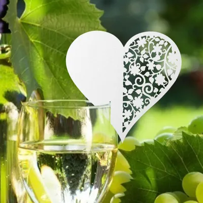 Imagen del producto de 50 tarjetas con forma de corazón para colocar nombres en bodas, con diseño hueco, para decorar copas de vino y mesas (blancas)