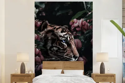 Produktbild von MuchoWow® Fototapete für Wohnzimmer oder Schlafzimmer Wandtapete Vinyl Motivtapete Tiger - Rosa - Blumen - 145x220 cm - Wanddekoration