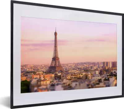 Produktbild von MuchoWow® MuchoWow® Gerahmtes Poster Blick über Paris mit dem darüber aufragenden Eiffelturm 40x30 cm - Poster mit zchwarzem Bilderrahmen - Bilderrahmen - Poster im Rahmen