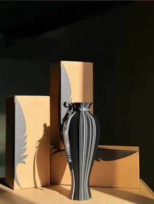 Image de Vase minimaliste imprimé en 3D, 26 cm, objet de décoration fait main au look noir et doré