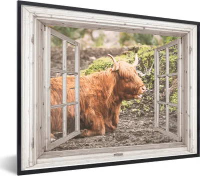 Produktbild von MuchoWow® Gerahmtes Poster Schottischer Highlander - Durchblick - Tier - Natur 80x60 cm - Poster mit Schwarzem Bilderrahmen Wandposter Rahmen Foto Bilder - Schwarzem - Mit Gestell