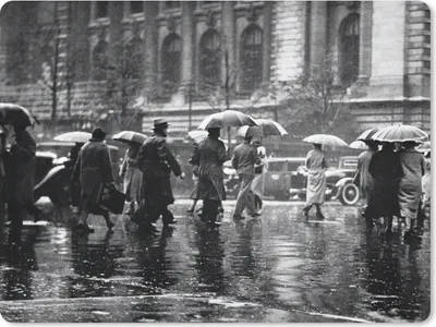Produktbild von MuchoWow® Mauspad Mousepad Menschen auf der Straße im Regen in New York - schwarz und weiß 23x19 cm - Mousepads - Maus Mat - Pad - Mausunterlage - Schreibtischunterlage - Mauspad
