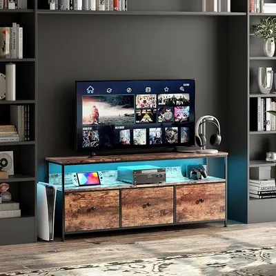 Imagen del producto de Mueble de TV con iluminación LED, mueble bajo para televisión con 3 cajones y estantes abiertos, para televisores de hasta 65/60 pulgadas, estructura de metal (color marrón vintage, 137 x 30 x 57 cm)