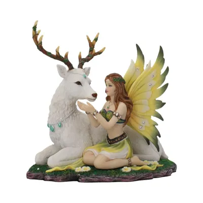 Detaillierte Figur, die eine Fee und einen Hirsch darstellt. Die Fee kniet neben dem Hirsch.