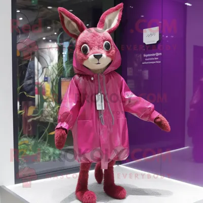 Produktbild von Magenta-Reh REDBROKOLY Maskottchen Kostüm figur bekleidet mit Regenmantel und Armbanduhren