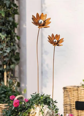 Image de 2x fiches de jardin "fleur" en métal avec finition rouille, 85 + 105 cm de haut, décoration en métal rouillé pour l'extérieur, décoration de jardin pour l'extérieur