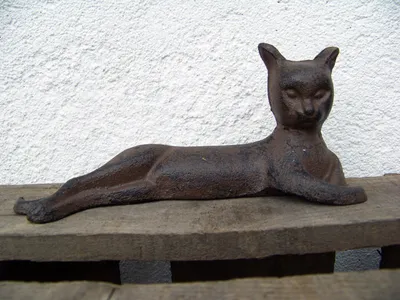 Immagine prodotto di Statuetta da giardino di un gatto sdraiato