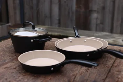 Immagine prodotto di Padella antiaderente in alluminio nero, diametro 28 cm