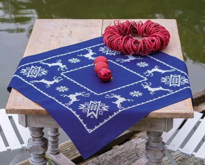 Zdjęcie produktu dla Zestaw do haftu krzyżykowego na obrus „Skandynawia” firmy Vervaco, wzór z narysowanymi liniami, 72 x 72 cm