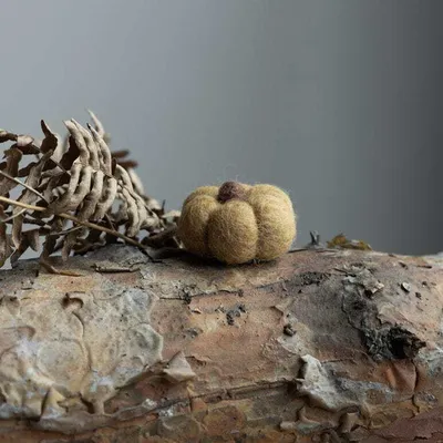 Produktbild von Haga mini Dekofigur aus Filz, gelb, handgefertigt, 4x4x3 cm, Herbstdekoration