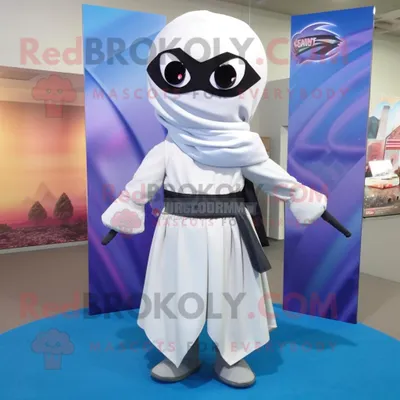Obrázok produktu pre Maskot spoločnosti REDBROKOLY je postava bieleho ninju oblečeného v maxi sukni a s ihlicami zapichnutými do kravaty