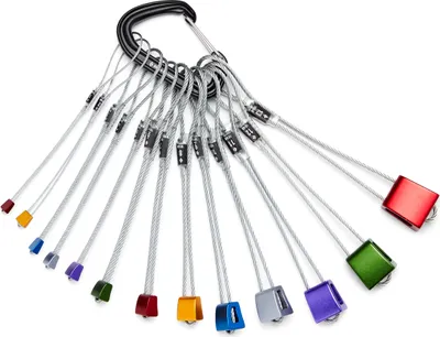 Set von Klemmgeräten; bestehend aus 13 farbigen Stoppers; hergestellt von Black Diamond; geeignet für Big Wall Klettern.