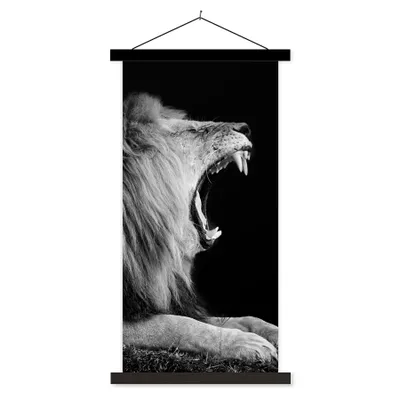 Produktbild von MuchoWow® Textilposter Löwe - Wildtiere - Gras - Schwarz - Weiß 40x80 cm mit schwarzem Rahmen - Wandemalerei