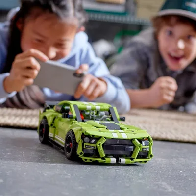 Produktbild von LEGO 42138 Technic Ford Mustang Shelby GT500, Modellauto-Bausatz, Spielzeugauto, Rennauto für Kinder und Teenager mit AR-App und Rückziehmotor