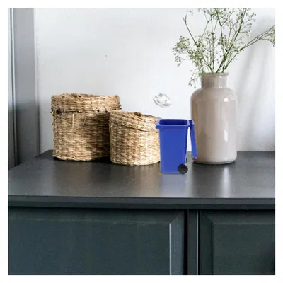 Produktbild von Mini Tischmülleimer - 2 Stück Blauer Schreibtischabfalleimer mit Deckel - Kleiner Kunststoff Tischmülleimer und Stifthalter für das Büro