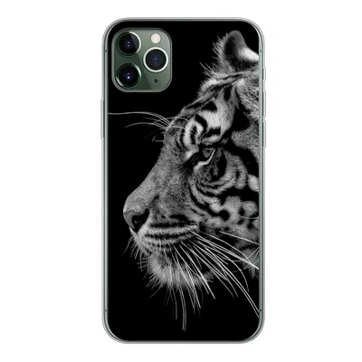 Produktbild von MuchoWow® Handyhülle Schutzhülle Hülle für iPhone 11 Pro Max Tiger auf schwarzem Hintergrund in schwarz und weiß Silikon Softcase Handy Hülle - Schutz