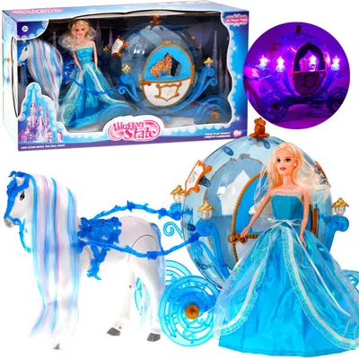 Produktbild von jokomisiada Interaktives Pferd mit Cinderellas Kutsche Set, 3-teilig: Pferd, Kutsche, Puppe mit Ballkleid. Blaues Geschirr, blondes Haar, farbige Lichter, öffnungsfähige Türen, lange Mähne & Schweif. Maße: Pferd 26x25x8.5cm, Kutsche 36x20x34cm, Puppe 30cm. ZA1362
