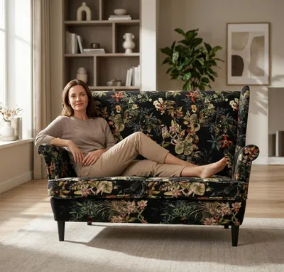 Produktbild von Ohrensofa ARI Poly – mit exotischem Muster, Stoff in Schwarz, Family Meble, KI-generiertes Bild