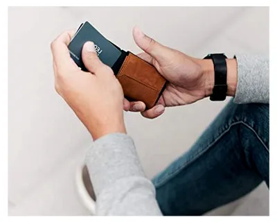 Produktbild von Nano Boy Pocket mit Gravur Slim Wallet - Minimalistische Geldbörse aus Büffelleder in Hellbraun
