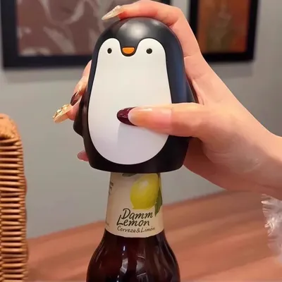Produktbild von 2er-Set Pinguin Flaschenöffner – magnetisch, Push-Down-Design – Geeignet für Bier und Dosen, 9,3 cm lang – für Küche, Bar und Camping