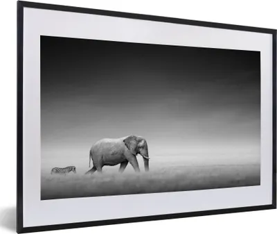 Produktbild von MuchoWow® Gerahmtes Poster Elefant - Tiere - Landschaft - Schwarz und weiß - Zebra 60x40 cm - Poster mit Schwarzem Bilderrahmen Wandposter Rahmen Foto Bilder - Schlafzimmer - Plakat in Rahmen - Drucken