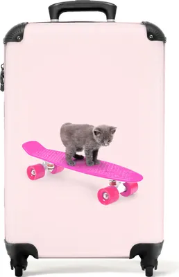 Produktbild von NoBoringSuitcases.com® Koffer Handgepäck Trolley Rollkoffer Kleine Reisekoffer mit 4 Rollen - Katze - Kätzchen - Tiere - Skateboard - Rosa - Cabin Size < 55x40x23 cm & 55x40x20 cm - Fotokoffer - Kabinenkoffer - BoardgepäckHandgepäck Koffer 55x35x20 cm, 36L,