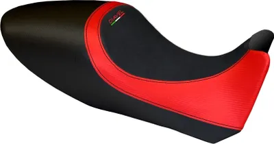 Obrázek produktu pro Potah sedadla Arezzo Carbon Colour specific 1RD s logem pro DUCATI diavel