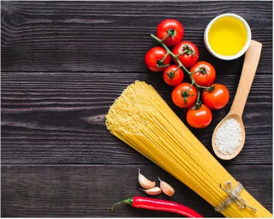 Produktbild von Wallario Poster - Italienisches Menü mit Spaghetti, Tomaten, Salz und Chilischoten, Kunstdruck Größe: 40 x 50 cm
