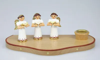 Immagine prodotto di Candeliere con 3 angioletti, realizzato in legno naturale. Dimensioni: 14x6,5x6,5 cm. Nuovo