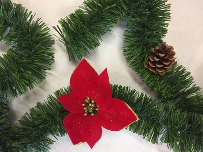 Weihnachtsgirlande 8 m, Grün, mit Tannenzapfen und roten Blüten