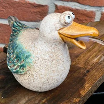 Produktbild von Wassersspeier Möwe aus Keramik mit Akkusolarpumpe