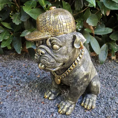 Produktbild von Gartenfigur Bulldogge Figur sitzend mit Cap und Kette bronze 22 cm Kunstharz