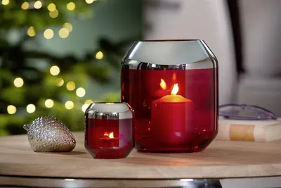 Zdjęcie produktu dla Fink SMILLA: świecznik, wazon, szkło, srebrna folia, gładka powierzchnia, kolor czerwony, kolor srebrny, wymiary: długość 9 cm, szerokość 9 cm, wysokość 9 cm, średnica 9 cm, numer produktu: 116091