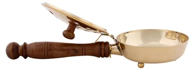 Produktbild von Räucherpfanne Vellore mit Holzgriff und Deckel, golden Messing, L: 23 cm, H: 6 cm Ø 10 cm