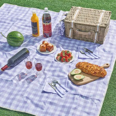 Zdjęcie produktu dla Kosz piknikowy "Bisceglie" dla 2 osób, kompletny zestaw z talerzami, szklankami, sztućcami, kocem, chłodziarką do butelek wierzba naturalna/fioletowa
