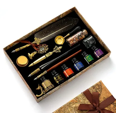 Immagine prodotto di Set antico per scrittura con penna a stilo grigia, completo di portapenna, penna in vetro e legno, perline di cera, sigillo, candela e inchiostro