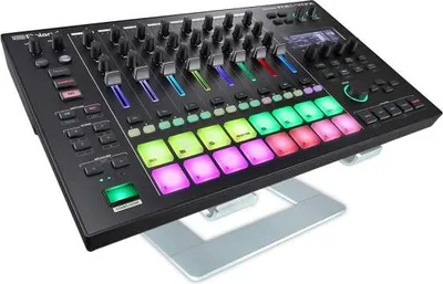 Produktbild von Roland MC-707 Groovebox mit Ständer Silber