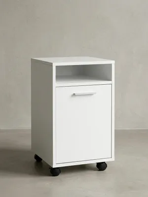 Frontansicht des weißen Rollcontainers mit Tür, offenem Fach und silbernem Griff auf sauberem, neutralem Hintergrund fotografiert. Ein zeitloser Bürocontainer mit Rollen für Akten._#sku_SAFWL5.928#