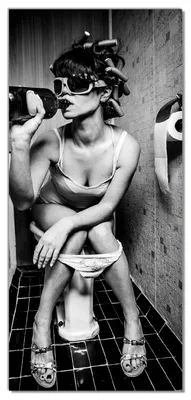 Produktbild von Wallario selbstklebende Türtapete 93 x 205 cm mit Schutzlaminat - Kloparty - Sexy Frau auf Toilette mit Weinflasche
